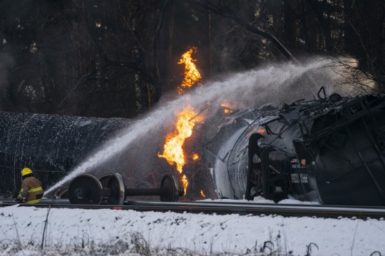 Kereta Bermuatan Minyak Tergelincir dan Terbakar di Washington