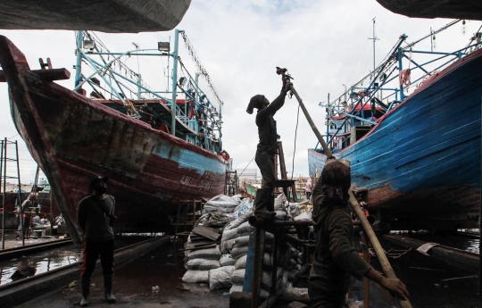 Mengintip Perbaikan Kapal Nelayan di Masa Pandemi