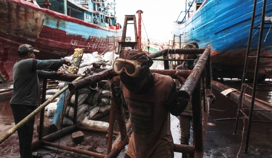 Mengintip Perbaikan Kapal Nelayan di Masa Pandemi