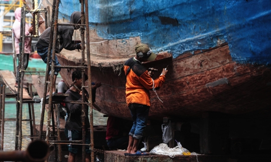 Mengintip Perbaikan Kapal Nelayan di Masa Pandemi