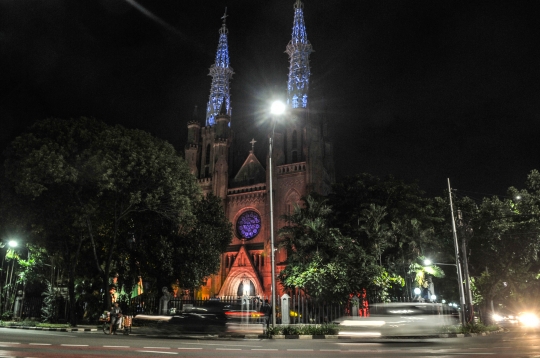 Gemerlap Malam Gereja Katedral Sambut Natal di Kala Pandemi