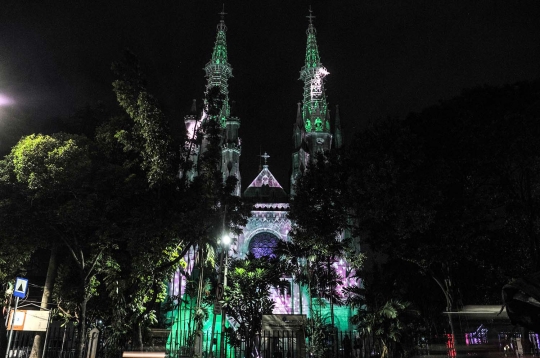 Gemerlap Malam Gereja Katedral Sambut Natal di Kala Pandemi