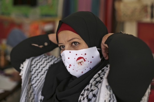 Potret Perempuan Palestina Membuat Masker Bertema Natal