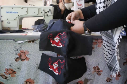 Potret Perempuan Palestina Membuat Masker Bertema Natal