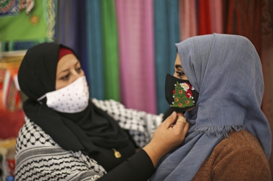 Potret Perempuan Palestina Membuat Masker Bertema Natal
