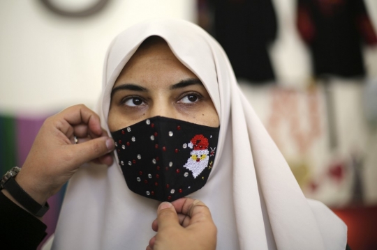 Potret Perempuan Palestina Membuat Masker Bertema Natal