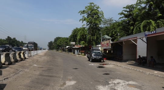 Suasana Rest Area KM 50A Tol Cikampek yang Ditutup Permanen