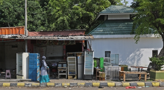 Suasana Rest Area KM 50A Tol Cikampek yang Ditutup Permanen