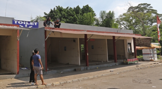 Suasana Rest Area KM 50A Tol Cikampek yang Ditutup Permanen