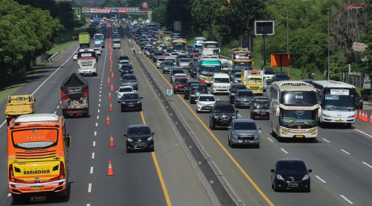 Kepadatan Tol Jakarta-Cikampek Menjelang Natal