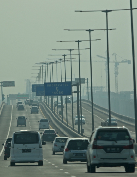 Kepadatan Tol Jakarta-Cikampek Menjelang Natal