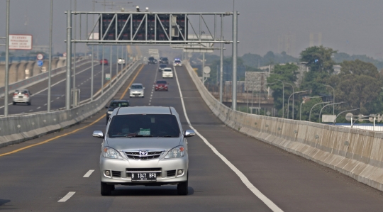 Kepadatan Tol Jakarta-Cikampek Menjelang Natal