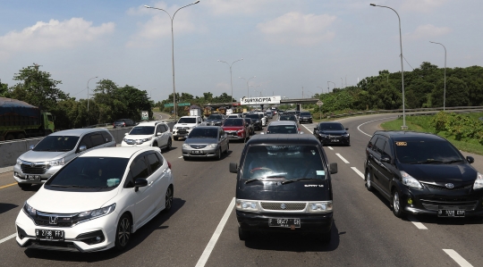 Kepadatan Tol Jakarta-Cikampek Menjelang Natal