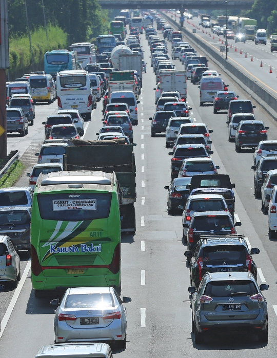 Kepadatan Tol Jakarta-Cikampek Menjelang Natal