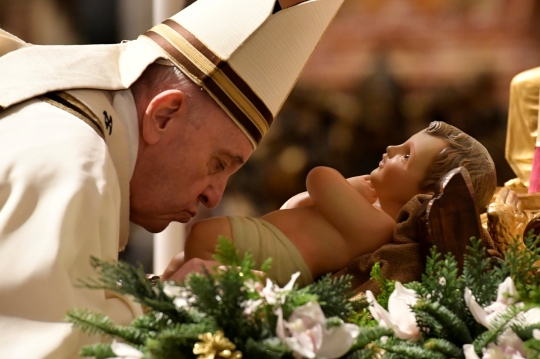 Paus Fransiskus Rayakan Misa Malam Natal di Tengah Wabah Covid-19