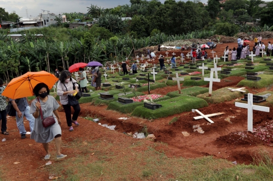 Momen Natal, Warga Ziarah ke Makam Kerabat dengan Protokol Covid-19
