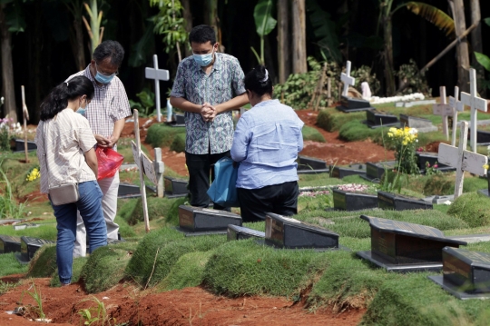 Momen Natal, Warga Ziarah ke Makam Kerabat dengan Protokol Covid-19