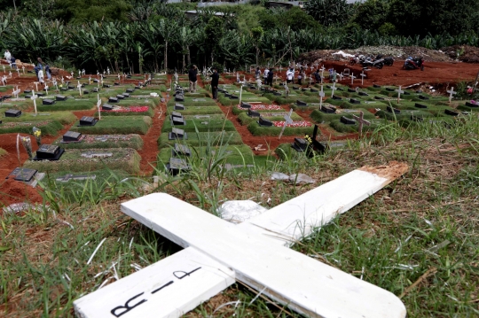 Momen Natal, Warga Ziarah ke Makam Kerabat dengan Protokol Covid-19