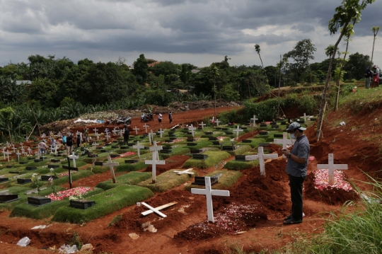 Momen Natal, Warga Ziarah ke Makam Kerabat dengan Protokol Covid-19