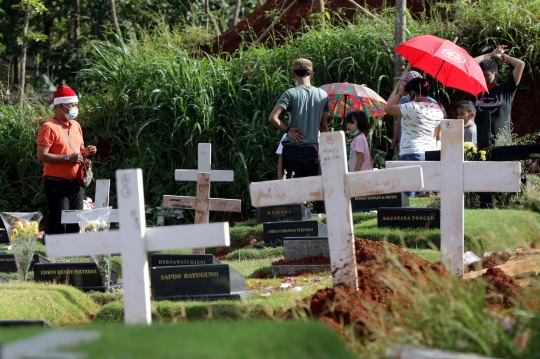 Momen Natal, Warga Ziarah ke Makam Kerabat dengan Protokol Covid-19