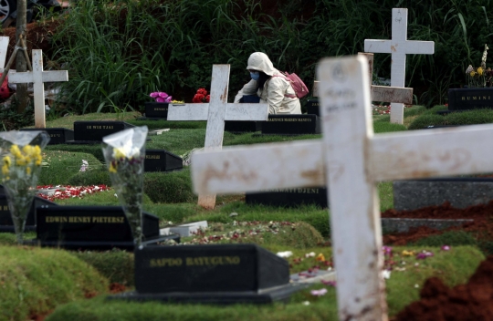 Momen Natal, Warga Ziarah ke Makam Kerabat dengan Protokol Covid-19