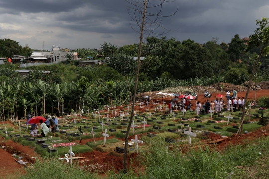 Momen Natal, Warga Ziarah ke Makam Kerabat dengan Protokol Covid-19