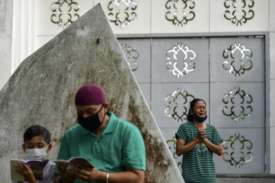 Memanjatkan Doa untuk Korban Tsunami Aceh