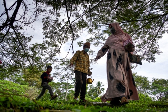 Memanjatkan Doa untuk Korban Tsunami Aceh