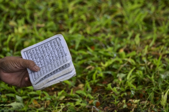 Memanjatkan Doa untuk Korban Tsunami Aceh