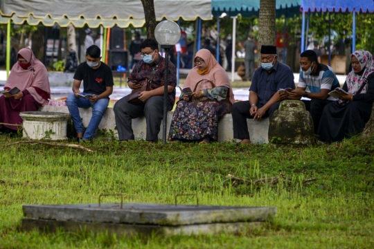 Memanjatkan Doa untuk Korban Tsunami Aceh