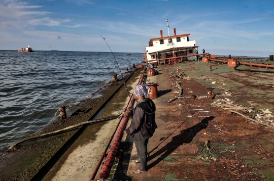 Memancing di Atas Kapal Karam