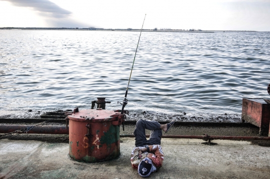 Memancing di Atas Kapal Karam