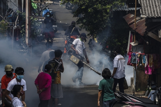 Pengasapan Cegah DBD di Kawasan Kebayoran Lama