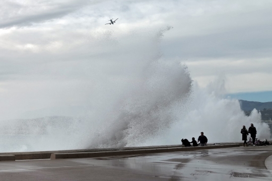 Badai Bella Ciptakan Ombak Berbahaya di Pantai Prancis
