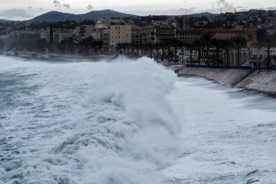 Badai Bella Ciptakan Ombak Berbahaya di Pantai Prancis