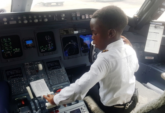 Keren, Bocah 7 tahun di Uganda Bisa Terbangkan Pesawat