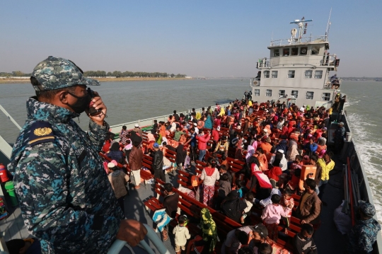 Bangladesh Kembali Kirim Muslim Rohingya ke Pulau Rawan Banjir