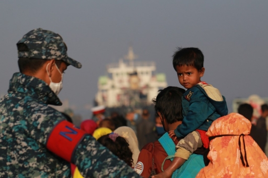 Bangladesh Kembali Kirim Muslim Rohingya ke Pulau Rawan Banjir