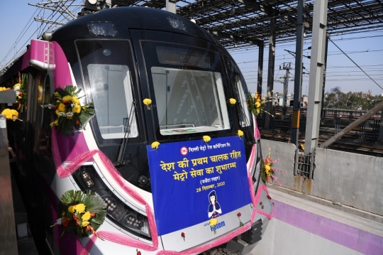 Melihat Kereta Metro Tanpa Pengemudi Pertama di India