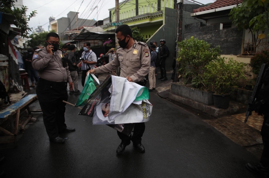 Aparat Polisi Turunkan Atribut FPI di Petamburan