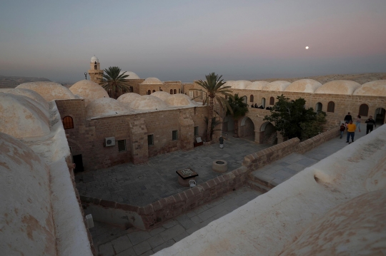 Kondisi Makam dan Masjid Nabi Musa yang Dipakai Dugem dan Pesta Miras