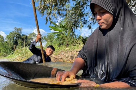 Jerih Payah Penambang Emas Kala Pandemi