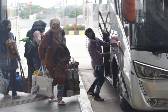 Masuk Libur Pergantian Tahun, Calon Penumpang Terus Datangi Terminal Pulo Gebang