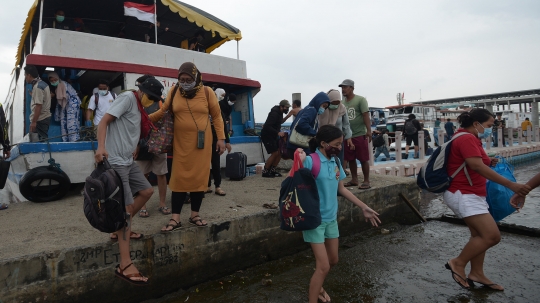 Dermaga Kali Adem Mulai Dipadati Wisatawan Usai Rayakan Tahun Baru di Pulau Seribu