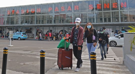 Suasana Stasiun Pasar Senen pada Puncak Arus Balik Libur Tahun Baru