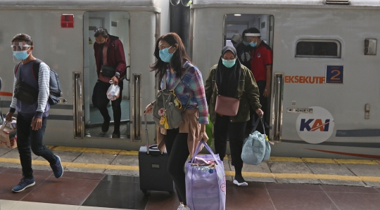 Suasana Stasiun Pasar Senen pada Puncak Arus Balik Libur Tahun Baru