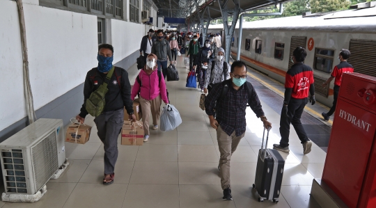 Suasana Stasiun Pasar Senen pada Puncak Arus Balik Libur Tahun Baru