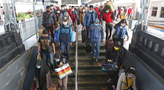 Suasana Stasiun Pasar Senen pada Puncak Arus Balik Libur Tahun Baru