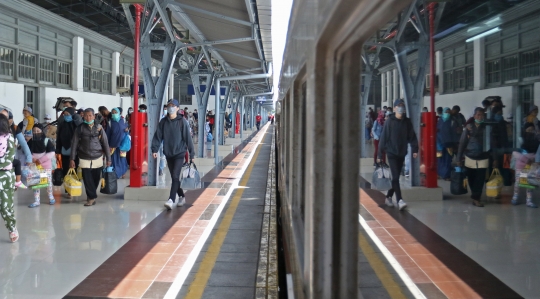 Suasana Stasiun Pasar Senen pada Puncak Arus Balik Libur Tahun Baru