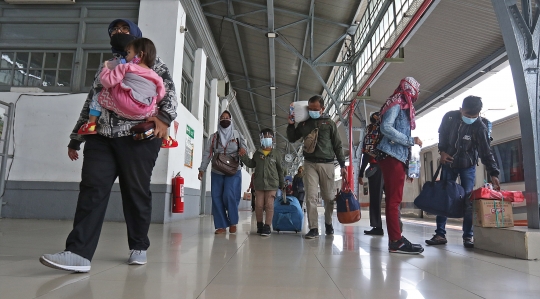 Suasana Stasiun Pasar Senen pada Puncak Arus Balik Libur Tahun Baru